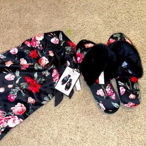 NWT Victoria’s Secret SIGNATURE SATIN SLIPPERS BLACK & Pink FLOWERS size SMALL.